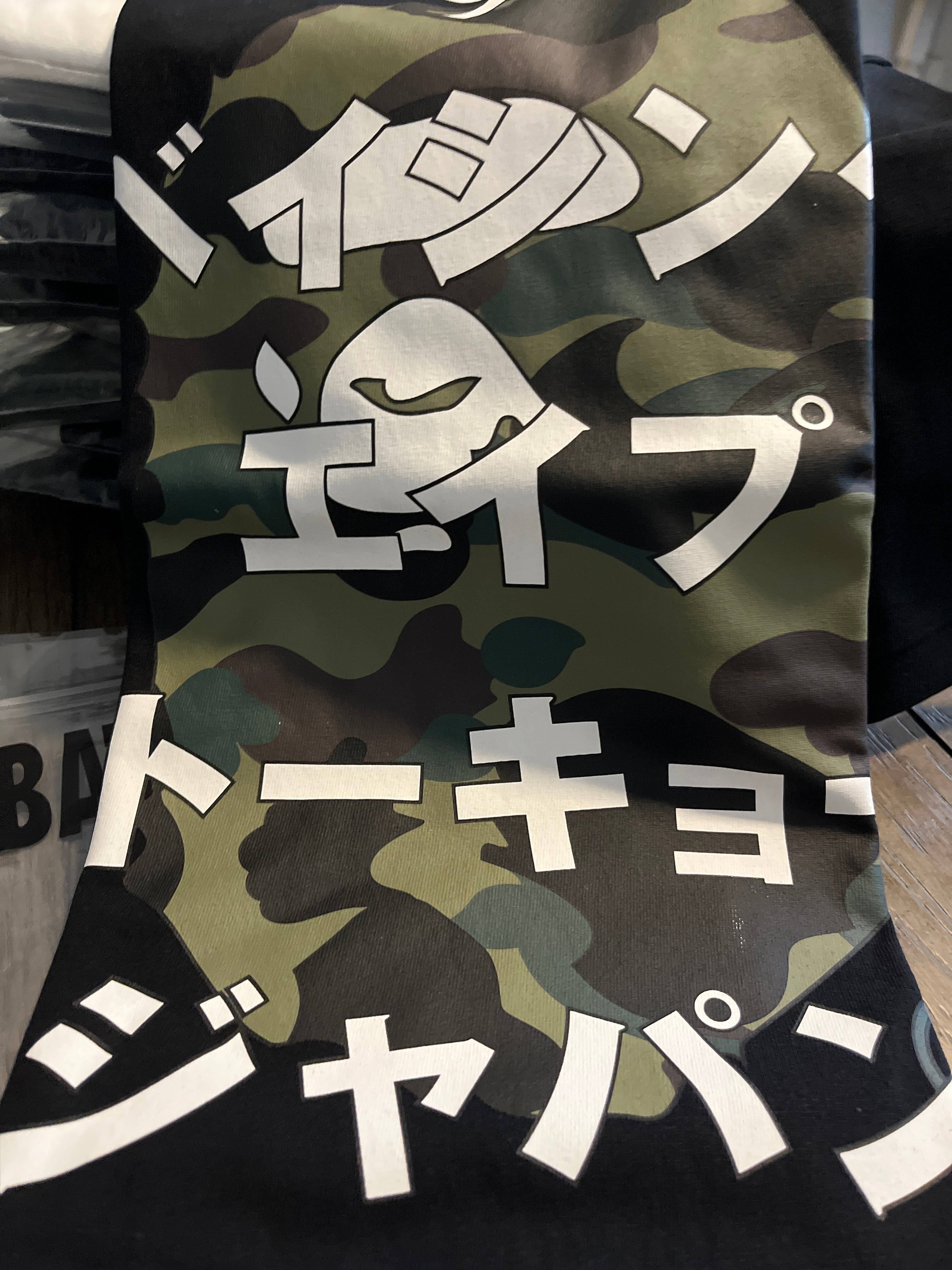 A BATHING APE "CAMO JAPANESE LETTERS" TEE BLACK