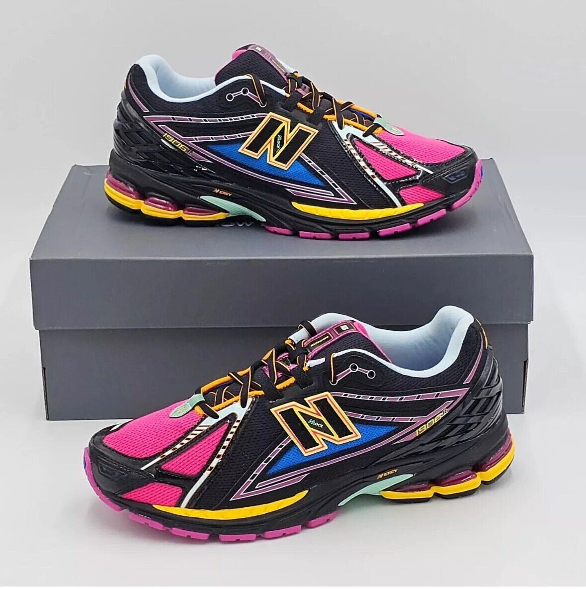 NEW BALANCE CLASSICS BLACK PINK SIZE 9.5